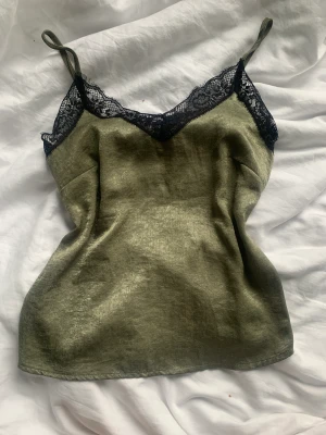Silkes linne med spets - Jättefint grönt silkes linne. Inga defekter. Superskönt material!