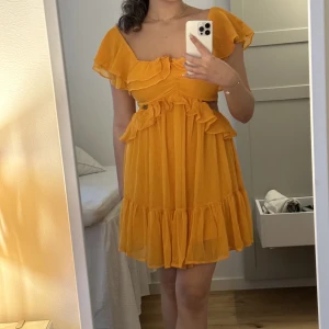 Kort klänning  - Super fin och söt kort klänning. Den är köpt från ASOS och säljs pga att jag glömde returnera den. Klänningen är helt oanvänd och endast provad. Den kommer med prislapparna och påsen sommar fick den i. Den är i storlek 38. 
