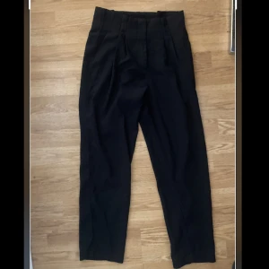 Kostymbyxor  - Så fina mid waist kostymbyxor. Jätte fina! Helt nya aldrig använda. Lappen finns även kvar. 