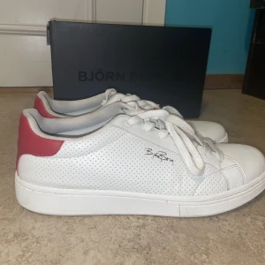 Björn Borg skor  - Björnborg skor använda en gång under fest. Nypris 899 men säljer för 400. Kan skicka fler bilder [pris kan diskuteras]