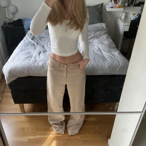 Beiga jeans från monki - Skitsnygga baggy jeans från monki perfekta för hösten! Endast använda ett få antal gånger, helt fria från defekter 🙏💕(nypris 400 kr)