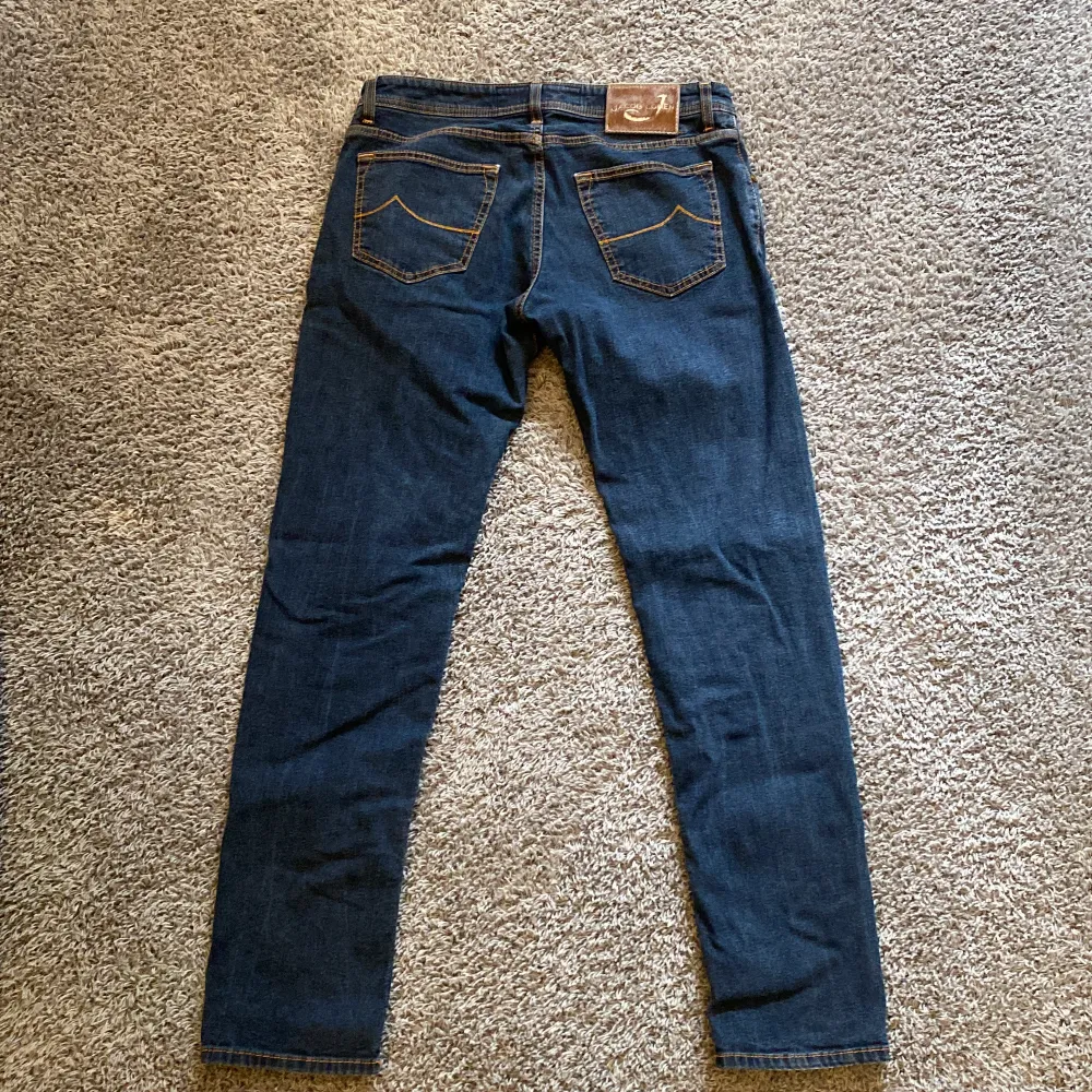 Säljer mina Jacob cohen jeans i storlek 33. Bra skick och slitsamt använda, skriv för fler foton. Pris 999. Jeans & Byxor.