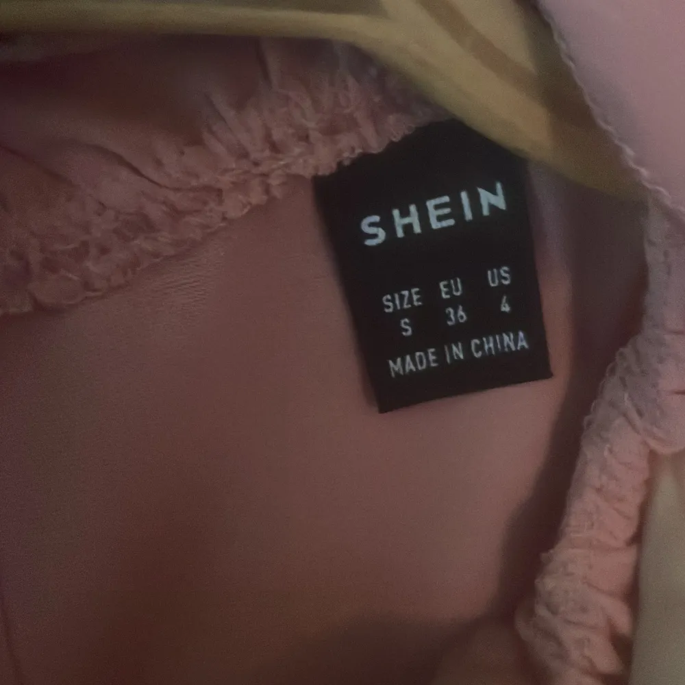 Säljer denna rosa blus från Shein! Den är helt oanvänd då den är för stor för mig, så har ingen användning för den!  Färgen syns bättre på andra bilden! . Blusar.