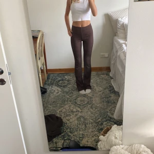 Utsvängda  - Bruna utsvängda ribbade byxor från H&M, super sköna och bra om man vill ha på sig något enkelt. 