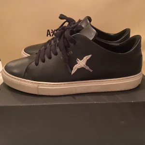 Axel Arigato skor - Säljer nu mina Axel Arigato skor i storlek 41 skorna är i väldigt bra skick förutom ett jätte litet slip på baksidan av skon som knappt syns, vid någon fundering eller fråga kring skon så är det bara att skicka ett pm, byten kan vara intressant.