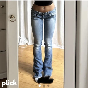 Lågmidjade bootcut jeans - Säljer dessa jättesnygga lågmidjade jeans i bootcut från pepe jeans. Köpte på plick men säljer nu vidare då dom inte passade.💘💘