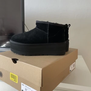 Ugg ultra mini platform svarta - Ugg ultra mini platform svarta som används 1 gång, säljer pga att dom inte passar mig stilmässigt💘 inga defekter då de är helt nya, köpta för 1784kr på zalando.