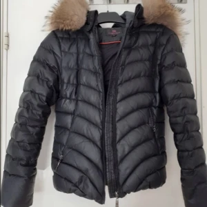 Jacka  - Jacka från Chelsea. Säljer för 400kr + frakt. Nypris 2000 kr Storlek XS, men passar även för S 