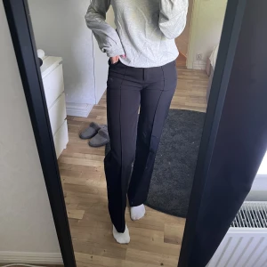 Kostymbyxor Madlady - Jättefina kostymbyxor med pressveck hela vägen ner från madlady, säljer då jag har flera liknande💓köptes för 599kr