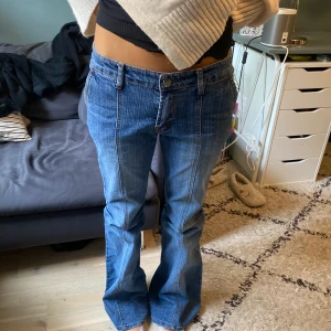Lågmidjade Jeans - Såå snygga lågmidjade jeans med fina detaljer!! Modellen är 164cm lång och de är som man ser väldigt långa❤️❤️ älskar men måste rensa!!