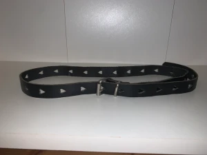 Bälte med hjärtan - Ett litet bälte med hjärtan för hål.  Väl använd men inga veck. Passar för XS. Kan lätt göras om till en choker, armband eller liknande. Perfekt för t.ex casual, barn, cosplays eller casual kawaii. 