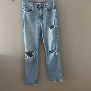 Gina jeans utsläppta, har dessvärre två fläckar på baksidan men syns knappt vid användning. Jag har inte prövat att ta bort dem då jag inte orkar men därav priset😊