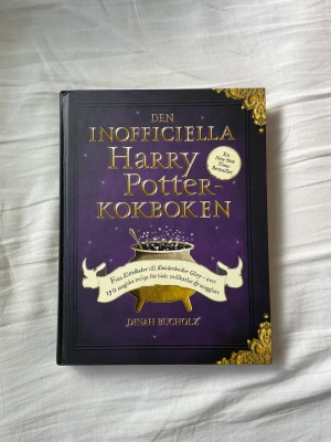 Harry Potter kokbok🥘 - Jag säljer denna Harry potter kokbok med många innehållsrika recept till både fest och vardag💕 jätte bra kvalite, inga anmärkningsvärda defekter💕 pris kan diskuteras, hoppas ngn är intresserad (annars tar jag bort den) 💕använda gärna köp nu funktionen! 💕