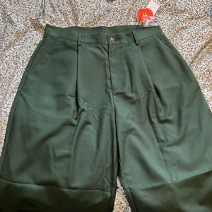 Gröna kostymbyxor cider - Gröna kostymbyxor från cider. aldrig använda, med prislapp. 200kr +frakt 