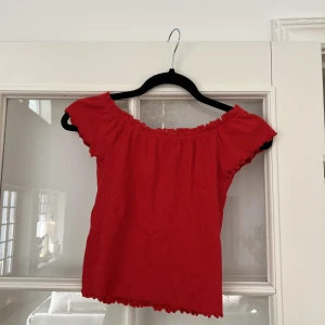 Topp från Gina tricot - Säljer min röda topp från Gina som kan bäras både på axlarna och som en vanlig tröja❤️Köp nu och få gratis frakt! Pris kan diskuteras. Alla kläder kommer självklart tvättas en extra gång innan leverans📦