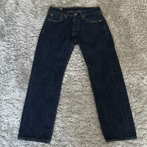 Tjenare, säljer min jeans som jag använt ungefär 10 gånger. Det är ett par Levis 501 som är riktigt snygga med bra passform. Dom är i storlek 28 i både längd och runt midjan. Väldigt bra skick. Jag köpte dom förr 1,399 och säljer dom endast för 499. 