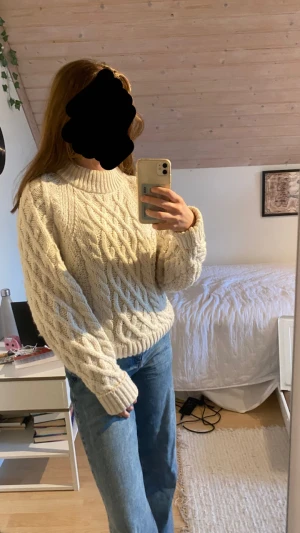Stickad tröja - Jättemysig vit stickad tröja från hm! 🥰 Den är i bra skick och perfekt till hösten!