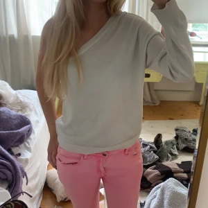 One shoulder topp - Super cool one shoulder topp. Den är glittrig o passar till allt, typ aldrig använd💗💗