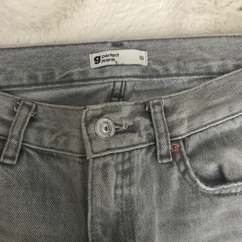 Säljer mina super fina lågmidjade gråa jeans från ginatricot, då de ej kommer till nån användning. . Jeans & Byxor.