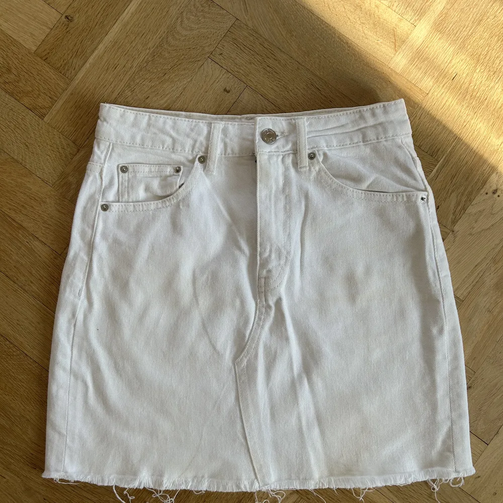 Säljer denna super snygga vita jeans kjolen från Gina då den tyvärr har blivit för liten, super fint skick och är i strl 34🥰. Kjolar.