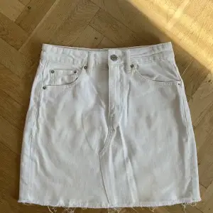 Säljer denna super snygga vita jeans kjolen från Gina då den tyvärr har blivit för liten, super fint skick och är i strl 34🥰