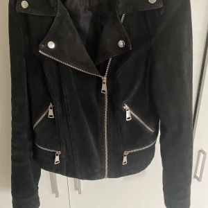 Mocka jacka  - En jätte fin mocka jacka från vero Moda, använd sparsamt och inga skavanker eller fel på den. Finns inte kvar att köpa i butik. Nypris 900kr