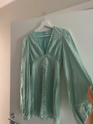 Adoore klänning - Grön/blå klänning från adoore! Super fin klänning som tyvärr bara användes 1 gång😌