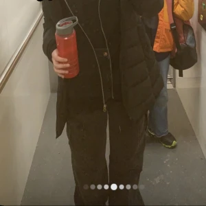 Cargo jeans  - Mörka gråsvarta cargo jeans från hm för 400  kronor