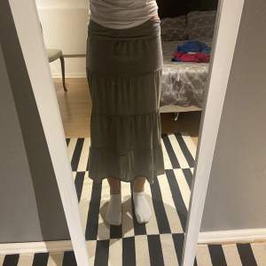 Lång grå kjol från en dansk affär som heter créme fraiche