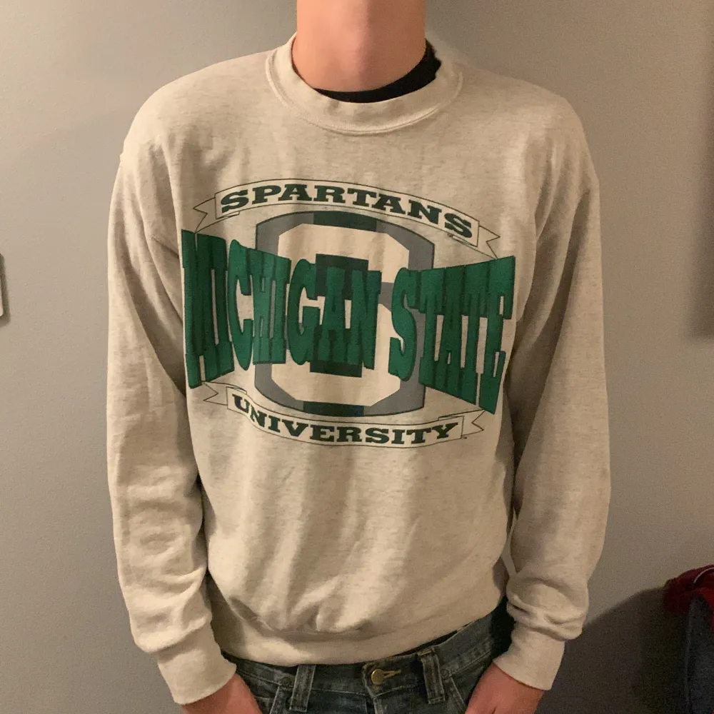 Vit college sweatshirt, köpt second hand men i bra skick förutom två små fläckar Storlek M. Tröjor & Koftor.