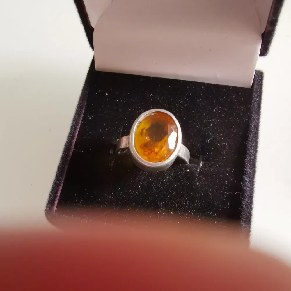 Äkta silver ring med citrine sten i storlek 16.5-17. . Accessoarer.