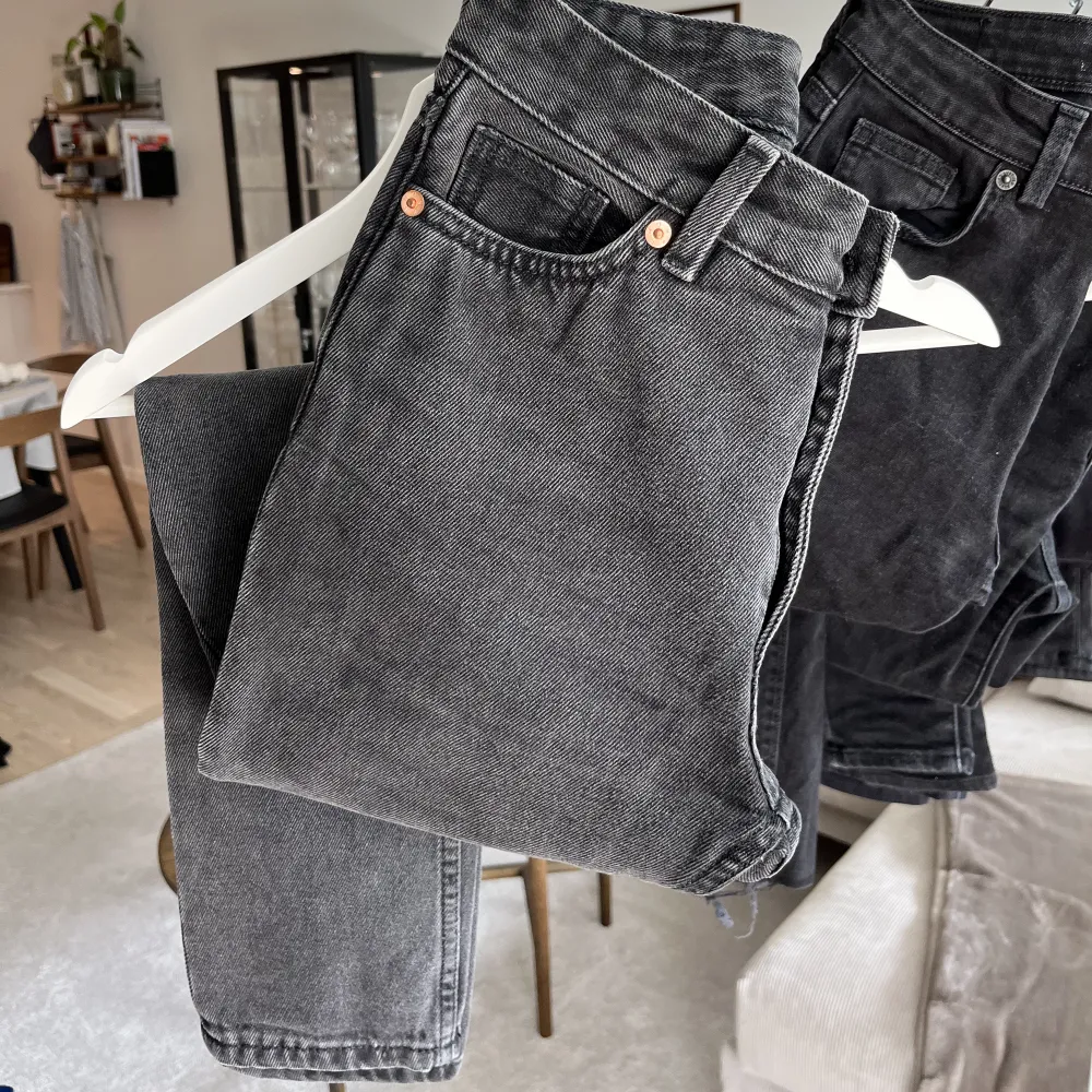 Svart/gråa jeans från Monki i modellen Kimono. Samma modell och storlek fast annan färg i bild 2. Välanvända men inget trasigt! Storlek W24 och croppat ben 🩷. Jeans & Byxor.