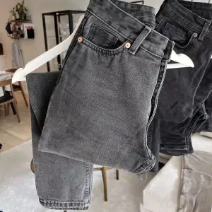 Svart/gråa jeans från Monki i modellen Kimono. Samma modell och storlek fast annan färg i bild 2. Välanvända men inget trasigt! Storlek W24 och croppat ben 🩷