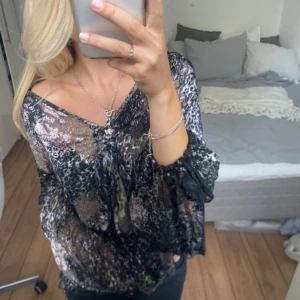 Blus - Säljer denna festliga blus med en liten slits på ärmen. Har du någon fråga är det bara att höra av dig🫶🏻