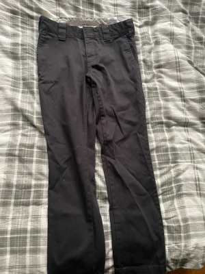 3 par dickies byxor  - 2 par svarta Dickies byxor i slim straight  Storlek W28/L30  Ett par Dickies byxor i slim straight  Storlek W30/L30