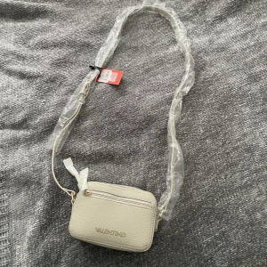 Valention väska - Säljer en jättefin oanvänd och helt ny Valention väska. Väskans ordinarie pris ligger på 1 135 kr. Säljer för 400+ frakt 