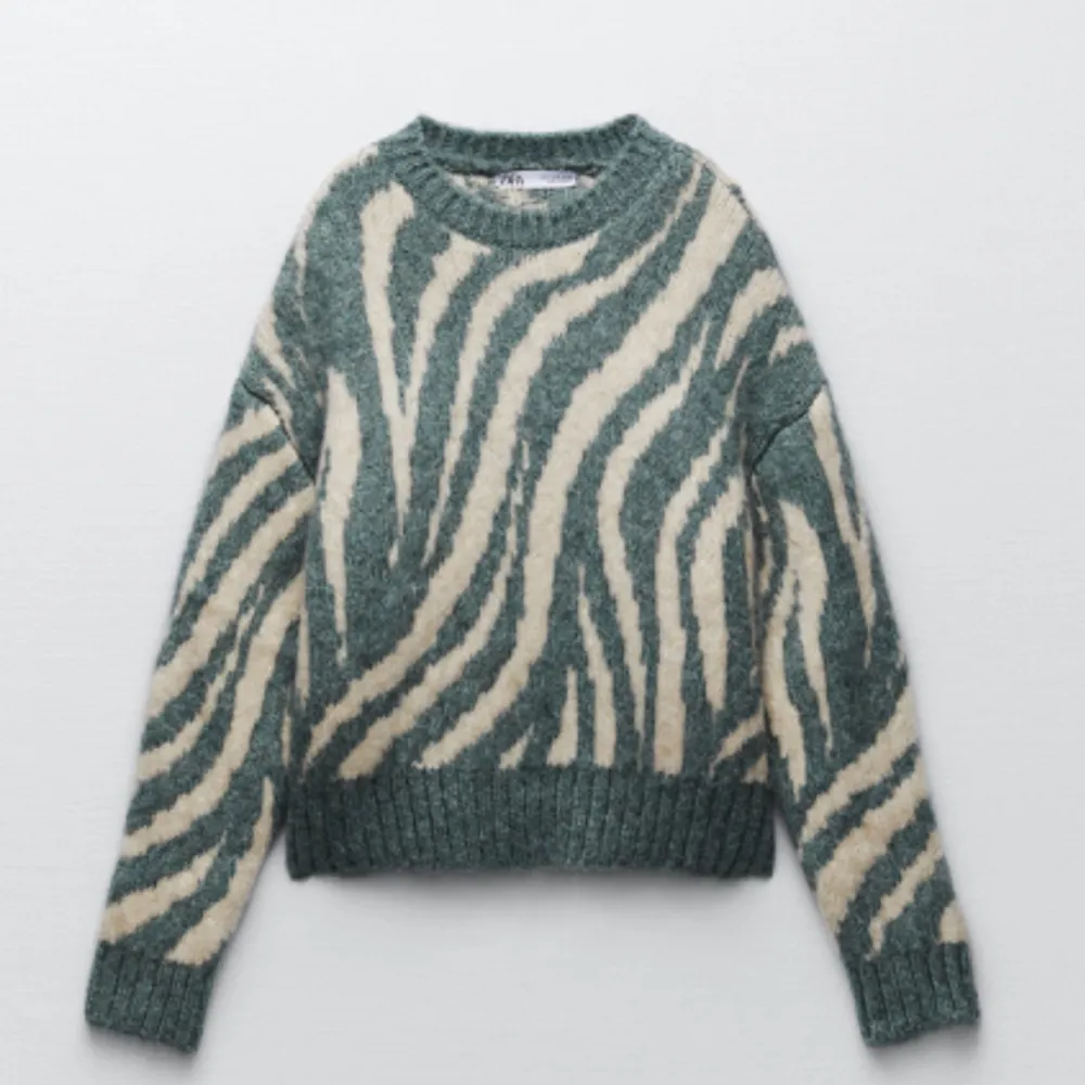 Säljer denna stickade tröjan från zara. Sjukt fin men kommer inte till användning💕Använts väldigt varsamt och därmed i fint skick. Säljer för 250 kr + frakt❤️ DM för fler bilder🌸. Stickat.