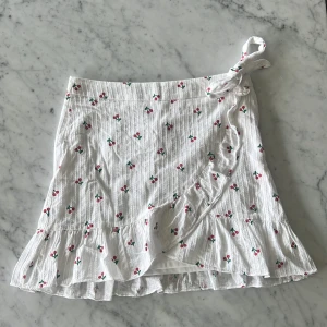 Kjol - Jättesöt kjol från Loavies med små körsbär på. Den är av ett linneliknande material, dragkedja i sidan. Säljer pga för liten🍒