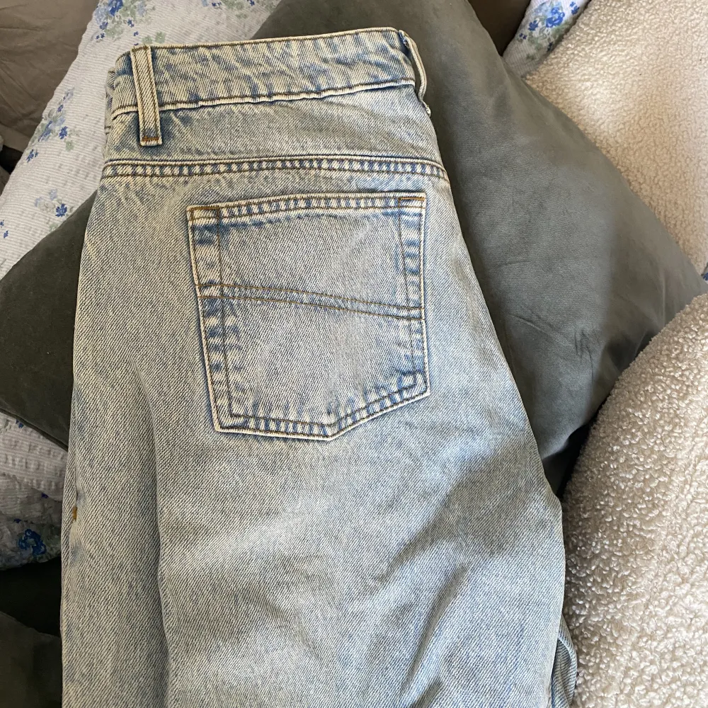 Snygga raka jeans i en ljus tvätt. Storlek: 30x32 . Jeans & Byxor.