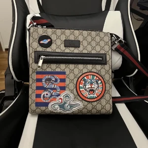 GG gucci bag stickers - Hej säljer min Gucci väska äkta har använt den kanske 10 gånger ute den är i bra skick hör av er vid intresse finns i Göteborg