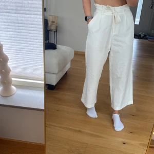 Vita kostymbyxor  - Super sköna vita kostymbyxor från VeroModa