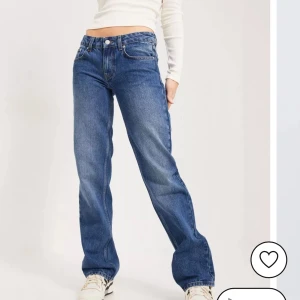 oanvända nelly-jeans! - HELT OANVÄNDA JEANS från nelly! storlek 38 men lite små i storleken ❤️raka och superfina! skriv privat för fler bilder och mått 🫶 heter Low Waist Straight Leg Jeans på hemsidan!