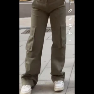 Cargo byxor  - Säljer dessa snygga cargo byxor från gina tricot eftersom dom inte kommer till användning och har redan andra orginal pris är 500 . Pris kan även diskuteras 