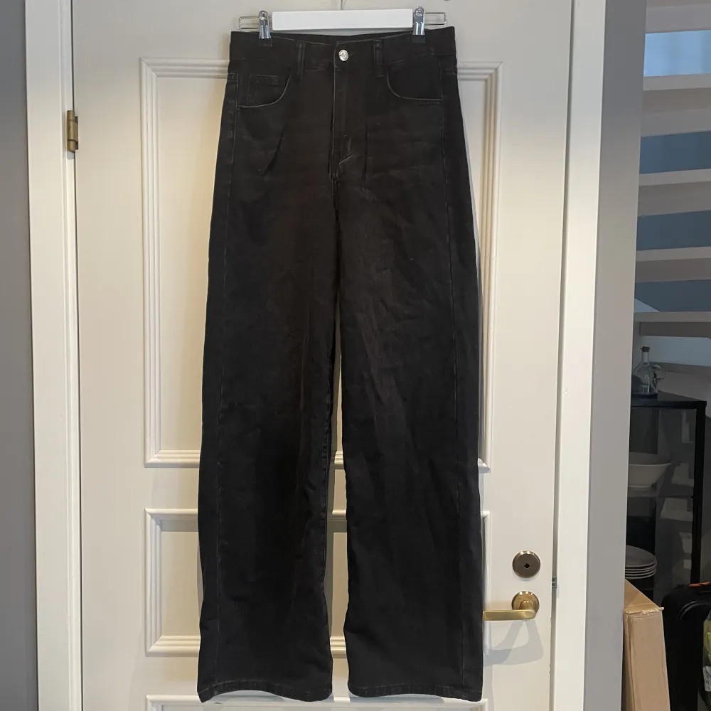 Ett par svarta jeans från SHEIN. Använda fåtal gånger. Köptes för 199 men säljer för 50 kr+frakt De är i storlek L. . Jeans & Byxor.