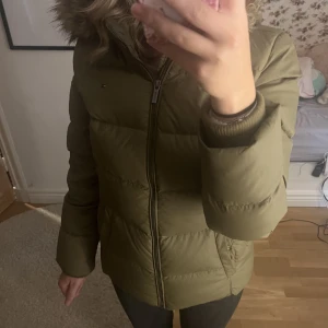 Vinterjacka - Olivgrön vinterjacka från Tommy Hilfiger. Storleken är 176 men den passar till stl xs/s. Använd en vinter.💚