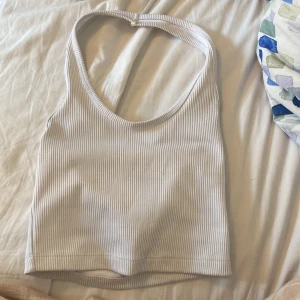 Vit topp  - Söt topp från hm i lite ribbat tyg! 