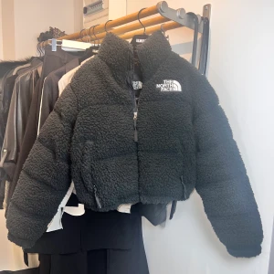 THE NORTH FACE - High Pile Nuptse - THE NORTH FACE Jacka - High Pile Nuptse ord pris. 3899:- Använt vid 1 tillfälle. strl. S