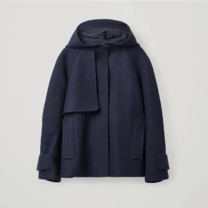 Cos jacka - Säljer denna jacka från cos, jackan är i fint skick och är i st xs