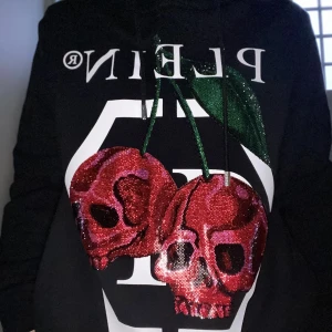 Philipp Plein hoodie - Säljer nu min sjukt fina limited edition Philipp Plein tröja i L. Köpte den på NK i Stockholm för 10899kr. Skicket är 10/10 och om du har frågor och vill ha mer bilder kontakta mig! Priset kan diskuteras