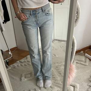 Raka, jättesnygga jeans från Zara som använts enstaka gång💓💓 
